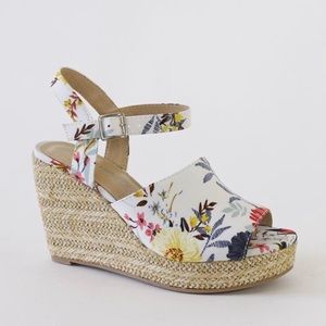 brand new trendy oak heeled sandals